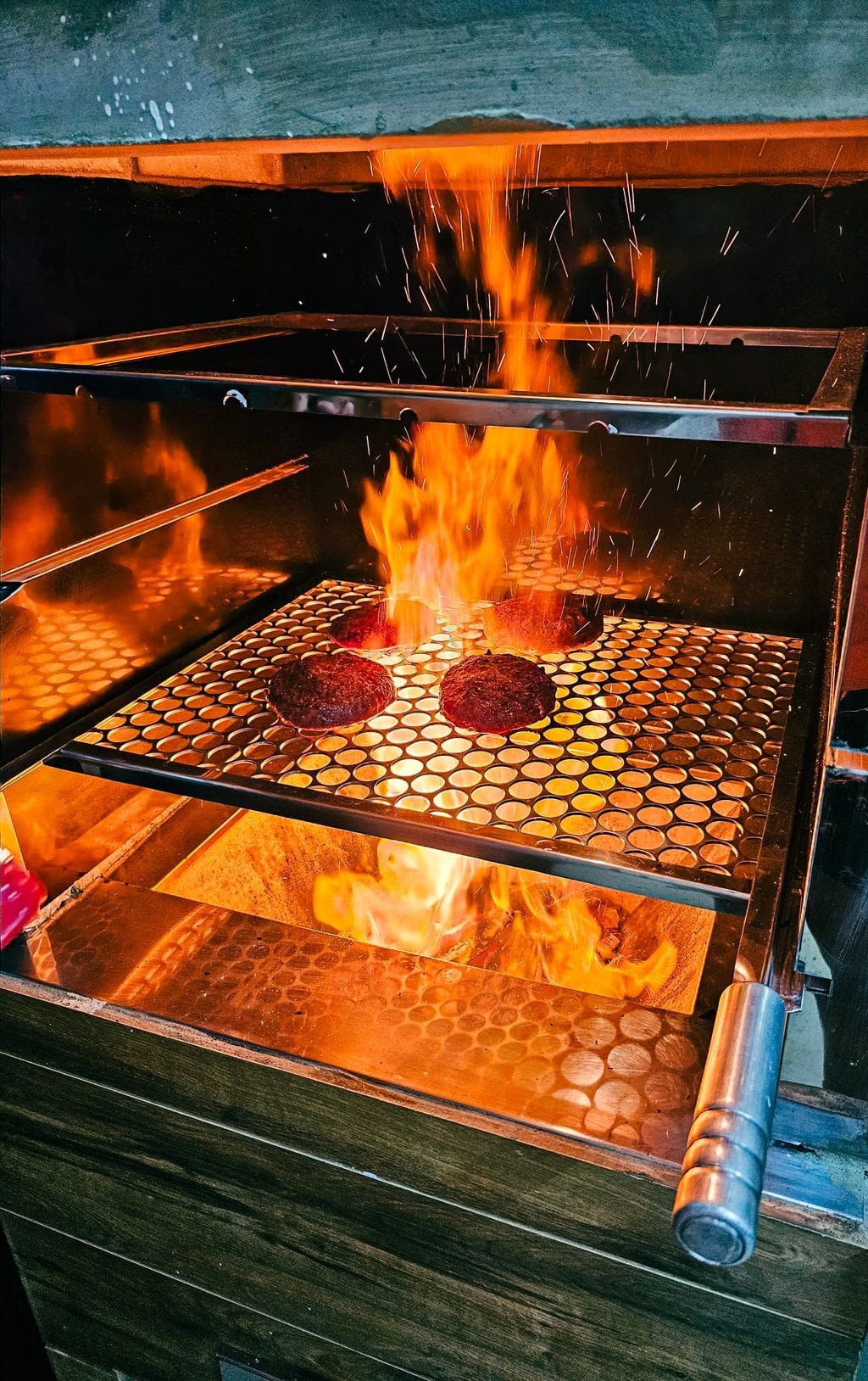 Culinária na brasa com fogo de chão ativo, representando a paixão por cozinhar em geral